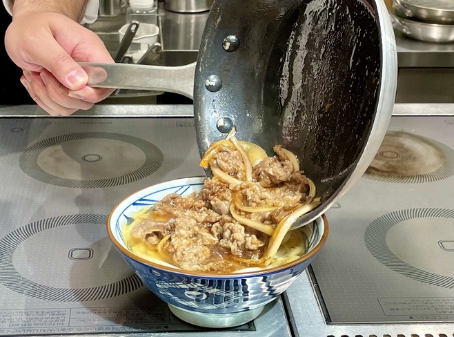 「焼きたて肉うどん」調理の様子(丸亀製麺)