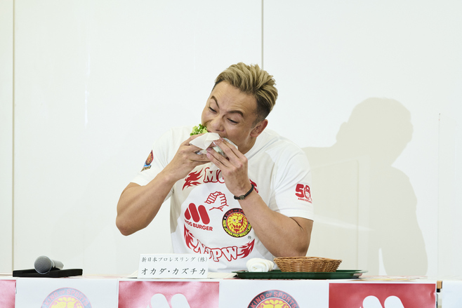 「きんにくにくバーガー」を試食するオカダ・カズチカ選手