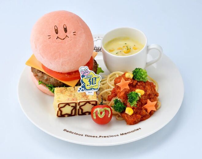 「カービィバーガー&ミートパスタ 温野菜のせ(30周年おめでとうバージョン)」レトロなカービィフェイスイメージ/カービィカフェ