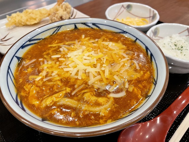 「とろける4種のチーズトマたまカレーうどん」(丸亀製麺)