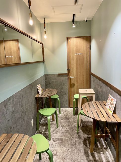 「チョアチキン下北沢店」2階の飲食スペース