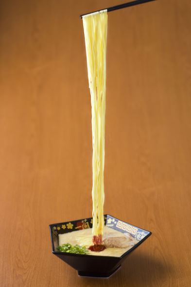 長さ59cmの“合格麺”(一蘭 太宰府参道店「合格ラーメン」)