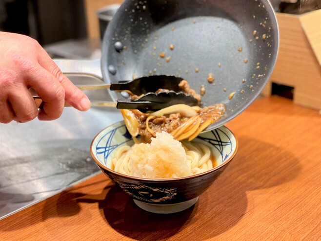 「鬼おろし肉ぶっかけうどん」調理の様子/丸亀製麺