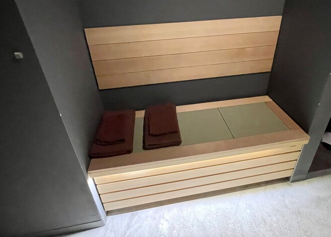 個室サウナ内の休憩スペース/恵比寿サウナー