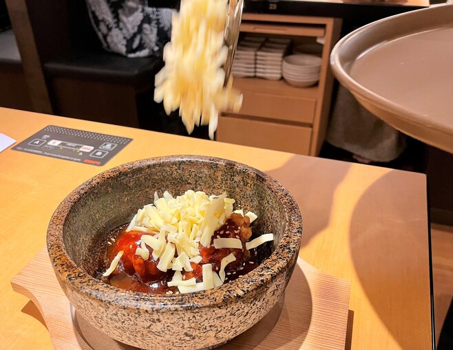「【チーズかけ放題】石焼チーズヤンニョムチキン」/焼肉きんぐ「韓国フェア」