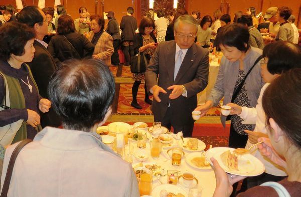 冷食協の消費者イベントで参加者と直接対話する伊藤会長(中央)