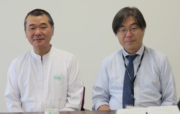 左＝桂川雅志執行役員生産本部長兼泉佐野工場長、右＝大野潤取締役常務執行役員