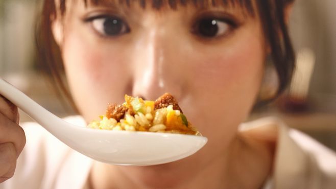 深田恭子さん出演、ニチレイフーズ「本格炒め炒飯」新CM「ゴロゴロ焼豚女子」篇