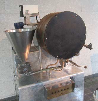 本社工場の玄関に展示される“日本初”の春巻の皮自動焼成機