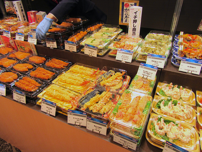 量販店惣菜売場の再現展示(量販店惣菜コーナー)