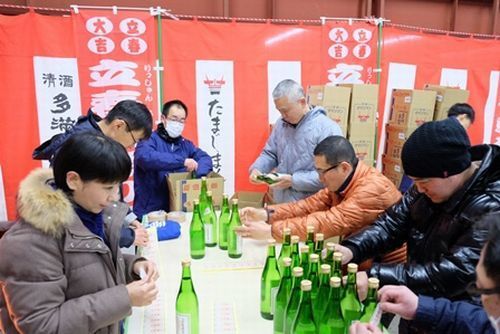 当日早朝に酒販店が蔵に赴き、同商品に自ら肩ラベルを貼る