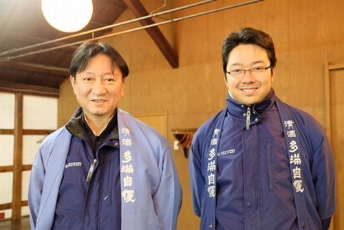 石川酒造・石川彌八郎代表取締役社長(左)と前迫晃一杜氏(右)