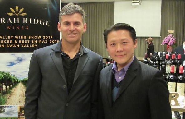 ワイン醸造責任者のマーク・モートン氏（左）、オーナーのジミー・ウォン氏（右）