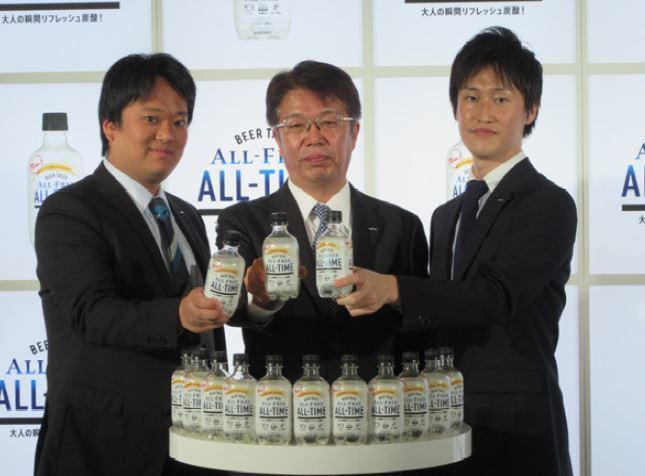 左からサントリービールの大津氏・山田社長・加藤氏