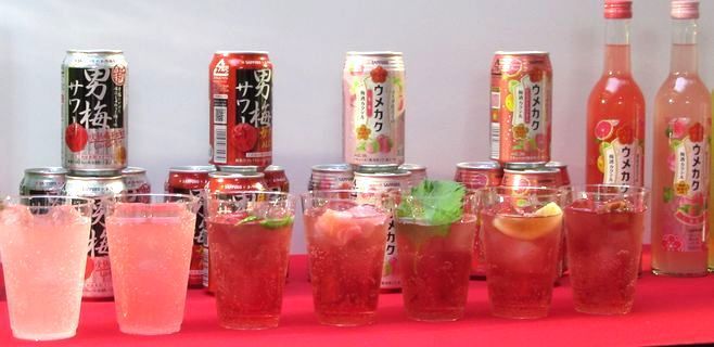 会場で提供している「ウメカク」2種類と「男梅サワー 飲み方いろは」シリーズ5種類