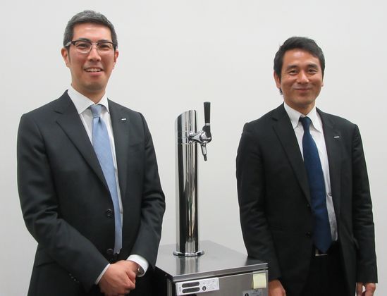 サントリー酒類 営業推進本部機材開発チームの山岡哲丸担当部長（右）と安谷昭宏氏（左）