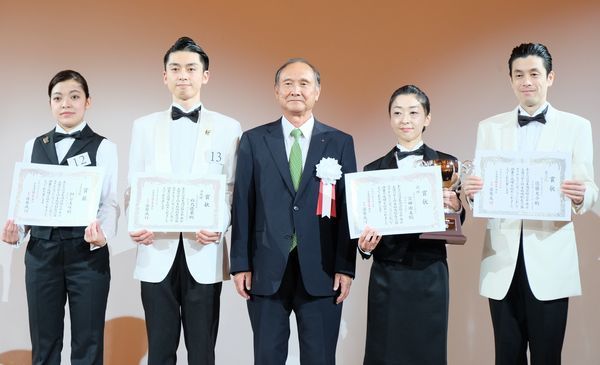 篠原成行会長と受賞者ら。優勝した宮田氏は右から2人目