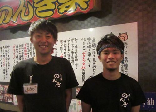 もつ焼のんき 四谷店スタッフの吉川奨乃さんと店長の山口裕司さん(右)