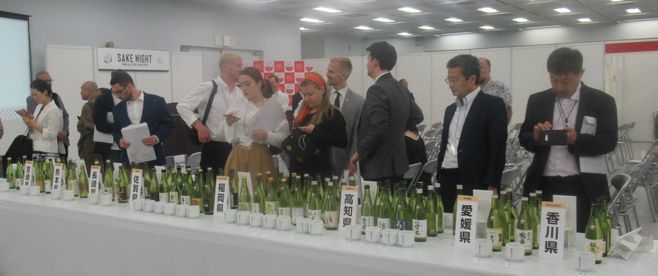 「SAKE NIGHT 2019」で実施されたきき酒