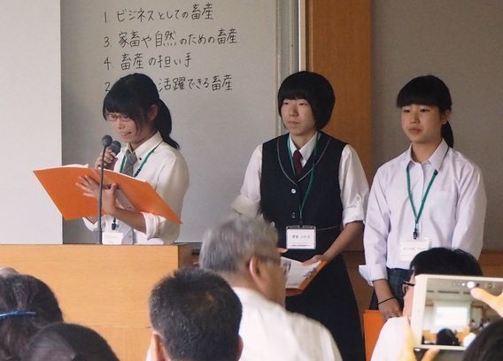 女子高校生たちが4グループに分かれ報告