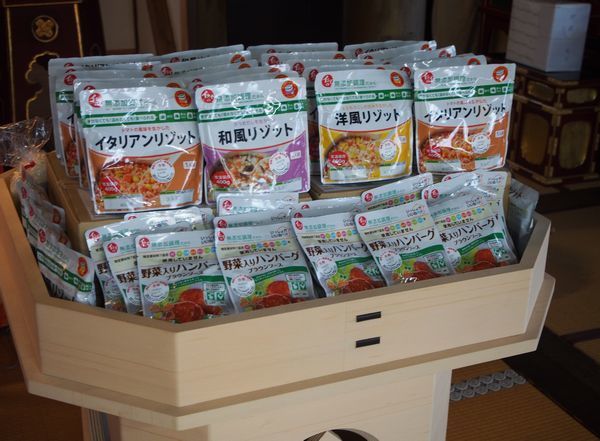 食物アレルギー配慮食品「いっしょがいいね」シリーズや非常食「イタリアンリゾット」「和風リゾット」などを寄付