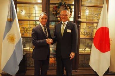 アラン・ベロー駐日アルゼンチン共和国特命全権大使(左)と日本ハム・戸田秀一執行役員(右)