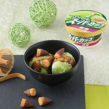 「抹茶」に「たけのこの里」をトッピングし、チョコソースをかけて完成の「たけのこの里」とのコラボアレンジ