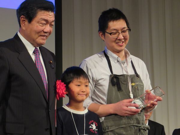 伊東農水副大臣(左端)と川瀬さん親子