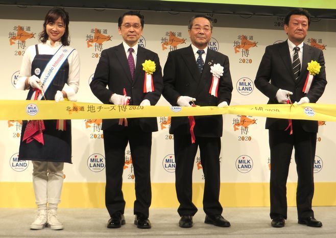 左から女優・黛英里佳さん、農水省・水田氏、ホクレン・瀧澤氏、農畜産業振興機構・庄司氏