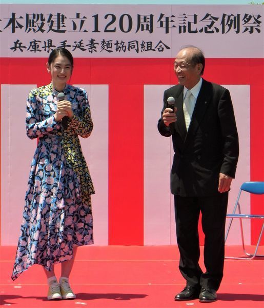 八木莉可子さんと兵庫県手延素麺協同組合・井上猛理事長