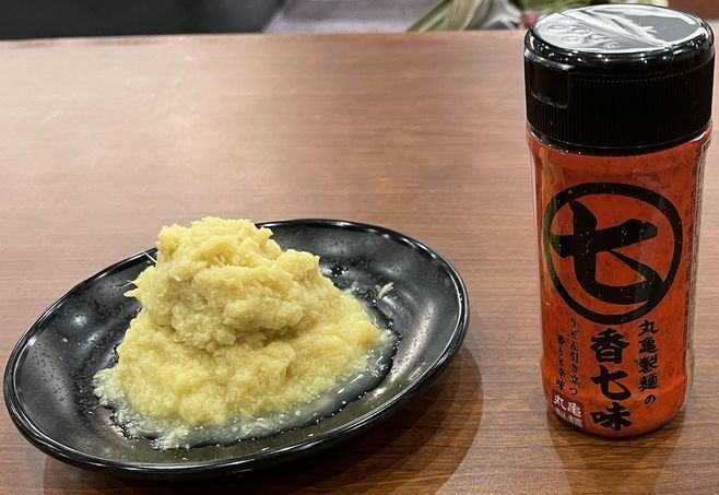 丸亀製麺「肉たまあんかけうどん」おすすめ無料トッピングの「おろし生姜」と「丸亀製麺特製七香七味」