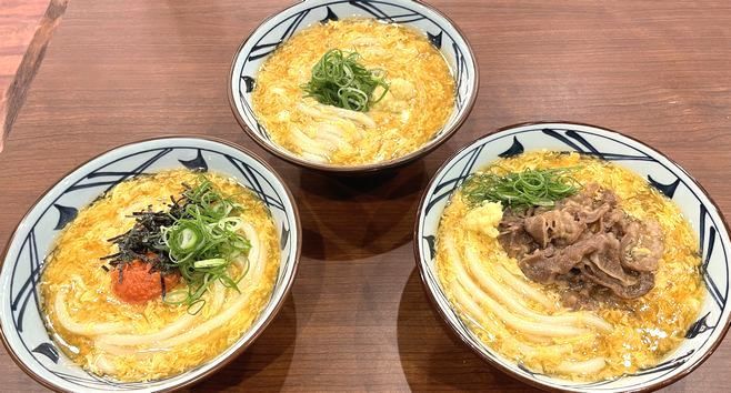 左「明太玉子あんかけうどん」、右「肉たまあんかけうどん」、奥「玉子あんかけうどん」