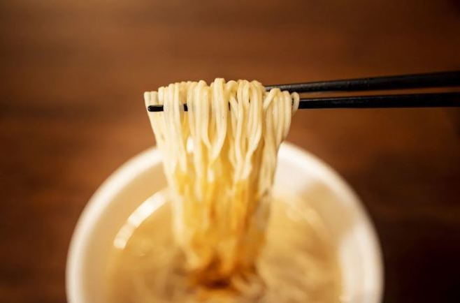 小麦の風味が感じられる細麺(カップ麺「一蘭とんこつ」)