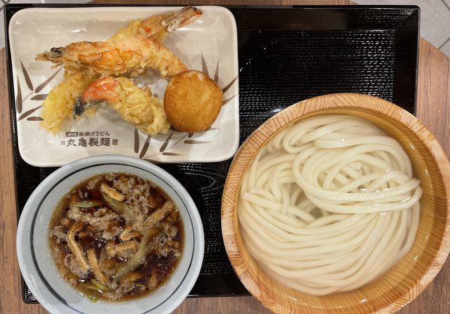 丸亀製麺「釜揚げうどん」と「牛肉つけ汁」「殻つき有頭えび天」「車海老天」「チーズ入りいももち」