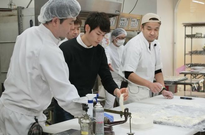 昭和産業、「マローネ」西山シェフ講師にベーカリーセミナー 実演通じて「美味しさ」と「効率化」両立のノウハウ紹介
