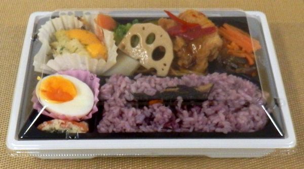 「管理栄養士監修 黒米と甘酢唐揚弁当」（シノブフーズ）