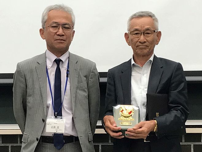 農業食料工学会・近藤直会長（左）、ケツト科学研究所・江守元彦社長