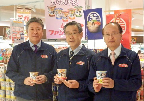 左から、サンヨー食品販売・水上幸重社長、東武ストア・土金信彦副社長、杉村壽哉副社長