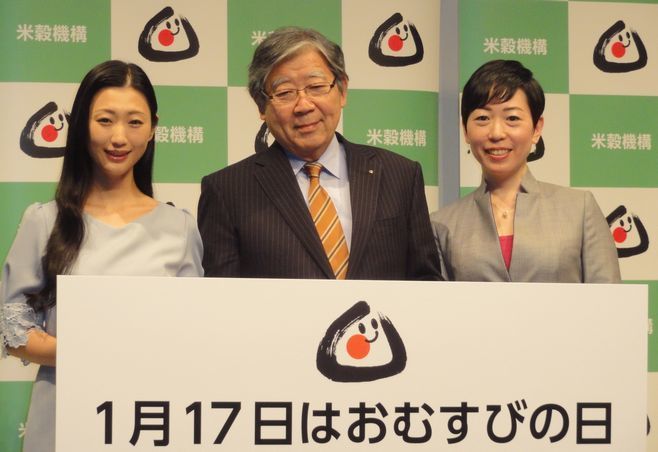 左からタレント・壇蜜さん、米穀機構・木村良副理事長、管理栄養士・柏原幸代さん