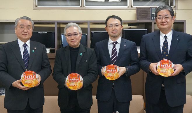 左から釜石市・野田武則市長、新華園本店・西条店主、明星食品マーケティング部・松川賢一氏、明星食品東北支店・真田育則支店長