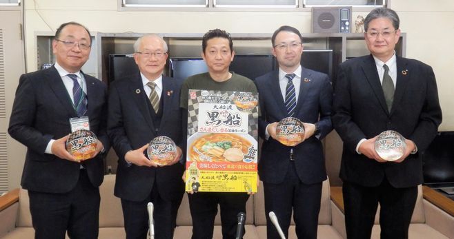 「さんまだし香る醤油ラーメン」記者会見、記念撮影