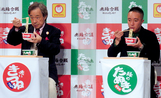 CM発表会で“赤緑”を食べる武田鉄矢さん、濱田岳さん