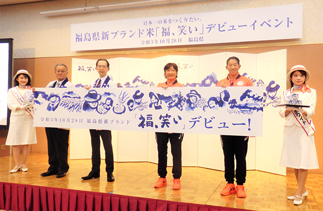 長谷川副会長(左から2番目)、内堀県知事(左から3番目)、宇津木ヘッドコーチ(左から4番目)、上野投手(左から5番目)
