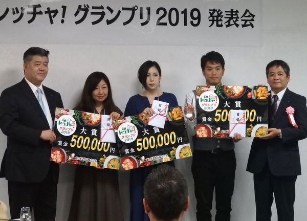 表彰式(左から藤田氏、大賞受賞者の3名、小島氏)