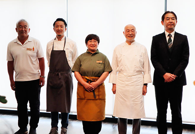 (写真右から)キユーピー執行役員の森氏、音羽和紀氏、深谷ベジタブルコミュニケーションの松村氏、音羽創氏、有限会社コスモファーム取締役会長で農業プロデューサーの中村敏樹氏