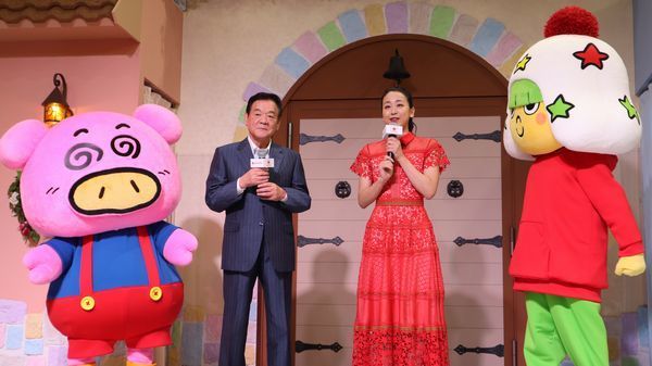 発表会に登壇した松田好旦社長と浅田真央さん(左右は「ブタメン」と「ホシオくん」)