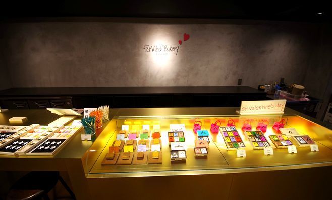 「Fat Witch Bakery 大阪店」の金色のカウンター