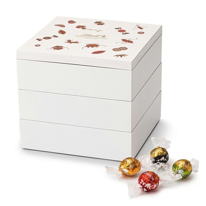 「リンツのおせち3段ボックス」の白い重箱と「リンドール」