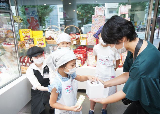 完成したケーキを子どもたちから保護者へ販売不二家夏休み自由研究特別企画「発売100周年。“ショートケーキ”のヒミツを学ぼう」