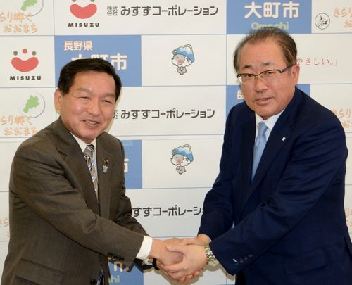 大町市・牛越徹市長(左)、みすずコーポレーション・塚田裕一社長(右)